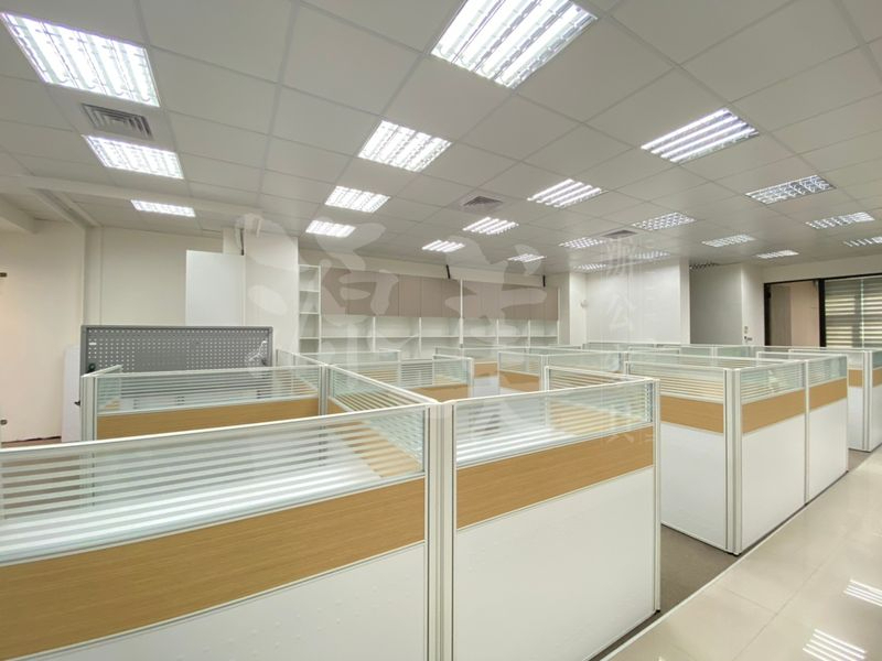 白色框屏風案例|OA辦公桌,辦公椅,OA屏風,辦公室隔間,辦公家具