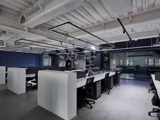 桃園市政府新聞處《照片提供-城隅設計》｜源美辦公家具-OA辦公桌椅，辦公室隔間品質可靠推薦