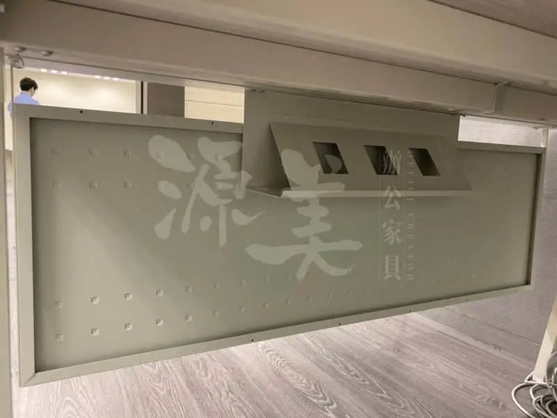 白色桌下