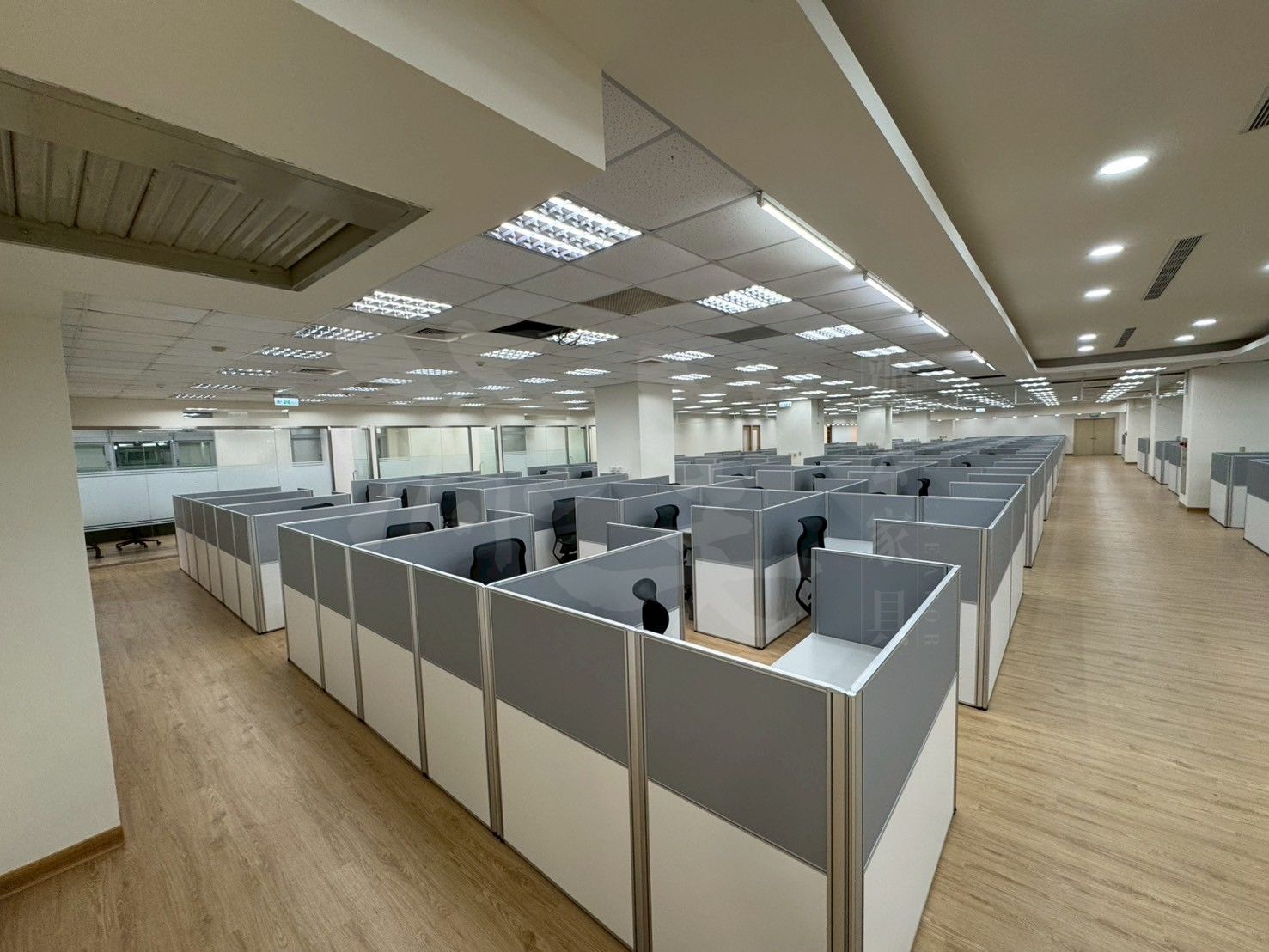 200人企業辦公室OA屏風工作站配置
