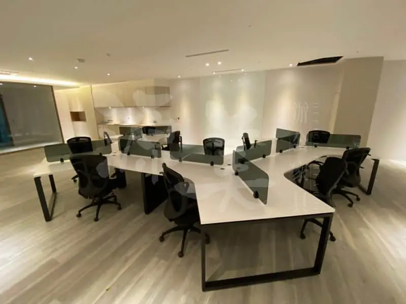 黑白配色飛鏢造型辦公桌工作站